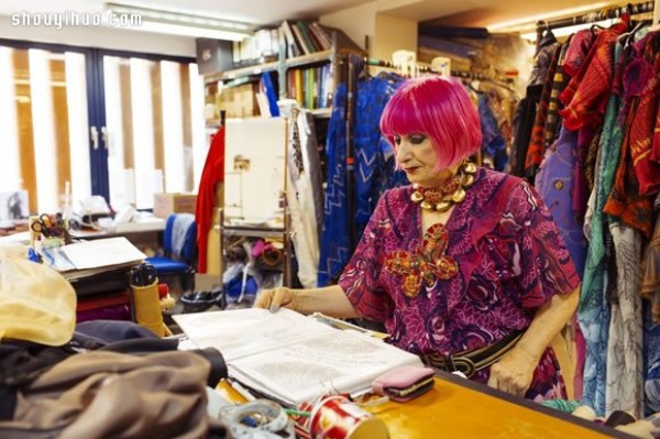 ʱн粻ഫʦ ZANDRA RHODES